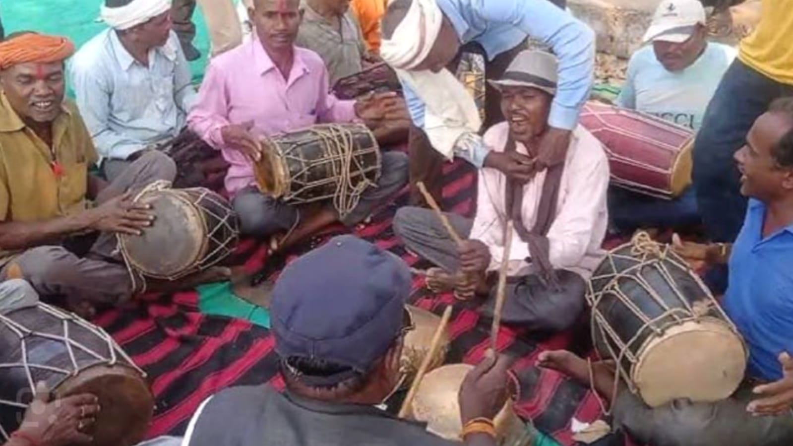 बुंदेलखंड में वसंत पंचमी से गूंजने लगे फाग गीत और ढोलकों पर थाप
