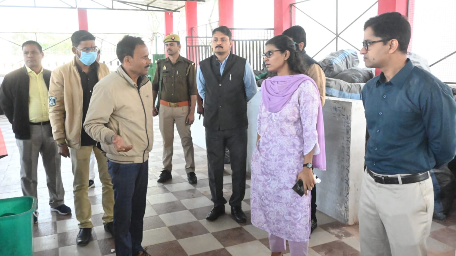 डीएम जे रीभा द्वारा स्वास्थ्य केंद्रों का औचक निरीक्षण : मैनपावर बढ़ाने की दी सलाह