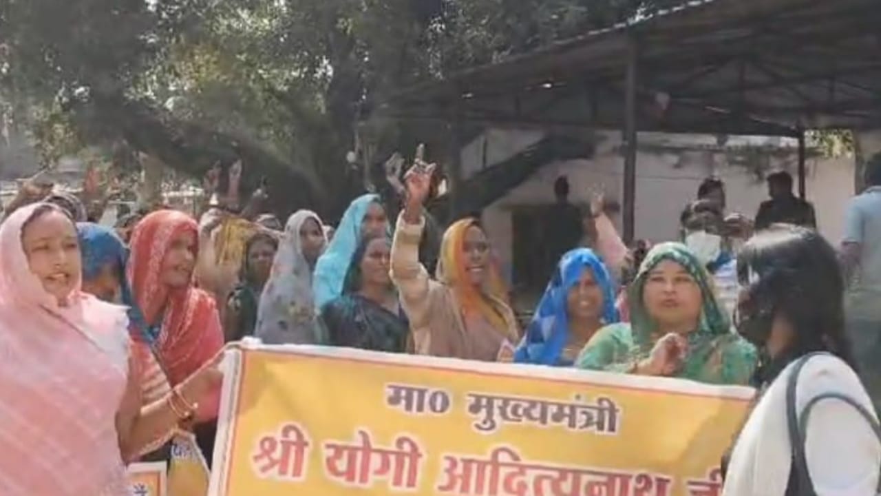 चिंगारी संगठन की महिलाओं ने कोतवाली में डाला डेरा: एक हफ्ते का अल्टीमेटम
