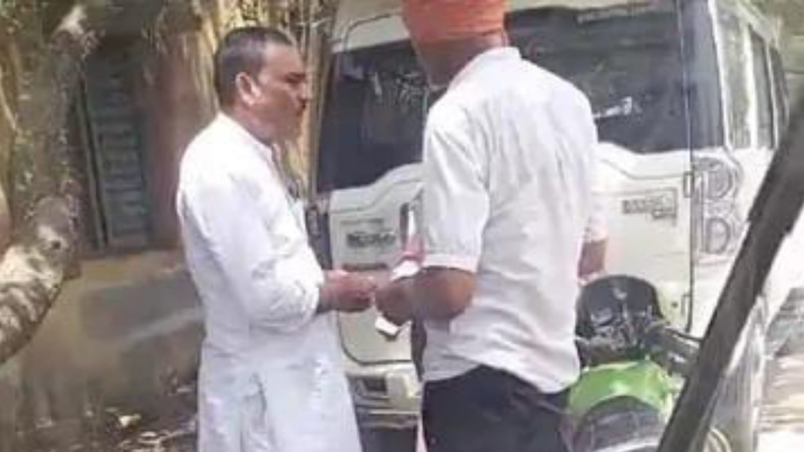 पीएम आवास योजना में भ्रष्टाचार : प्रधान का रिश्वत लेते वीडियो हुआ वायरल