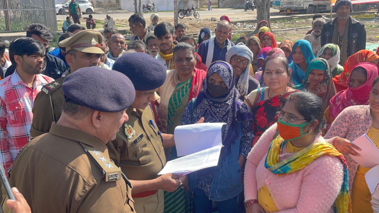 अपहरण का कथित मामला गरमाया: महिलाओं ने डीआईजी को सौंपा ज्ञापन