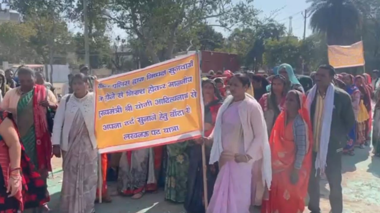 अपहरण का कथित मामला गरमाया: महिलाओं ने डीआईजी को सौंपा ज्ञापन