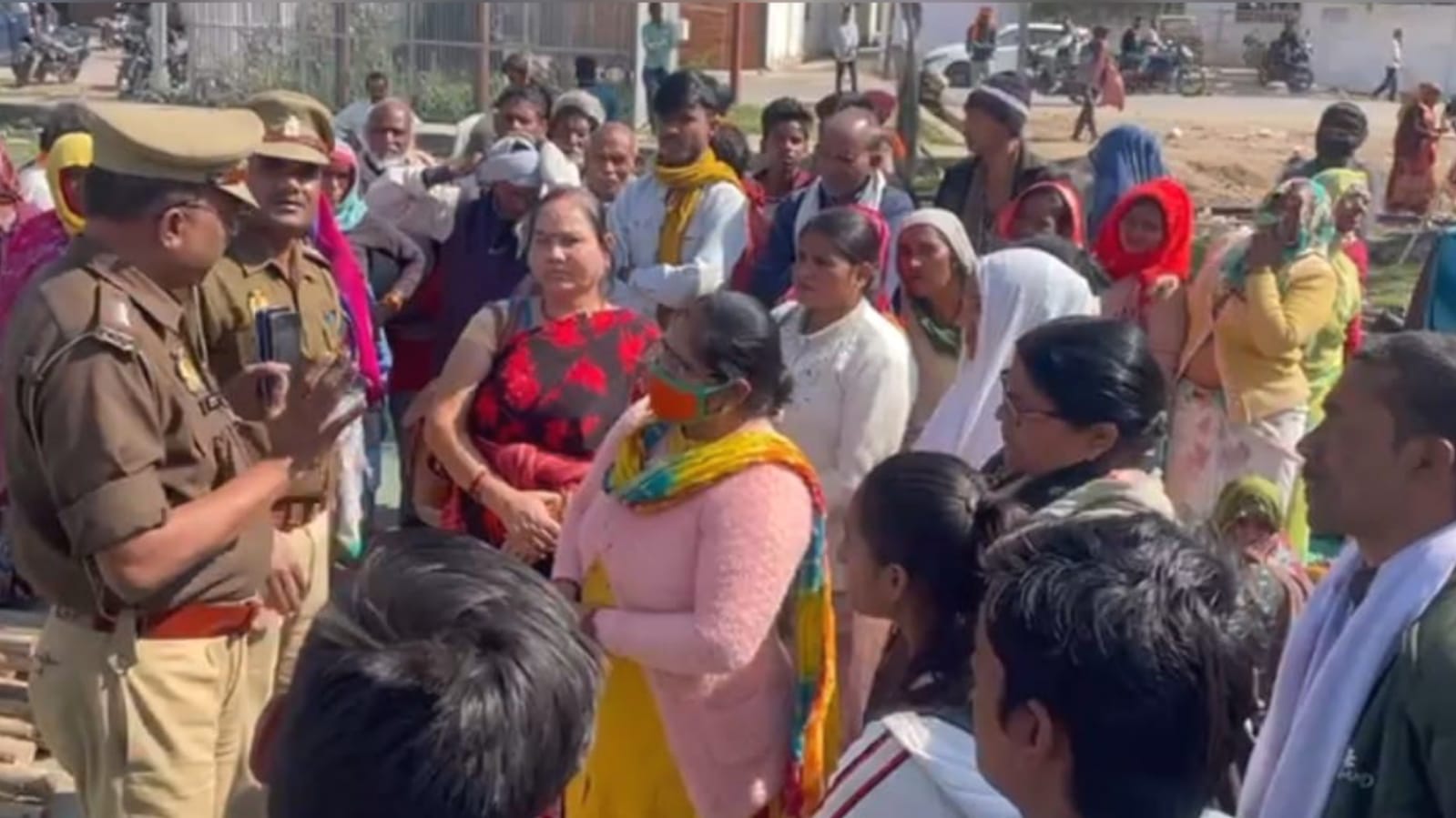 अपहरण का कथित मामला गरमाया: महिलाओं ने डीआईजी को सौंपा ज्ञापन