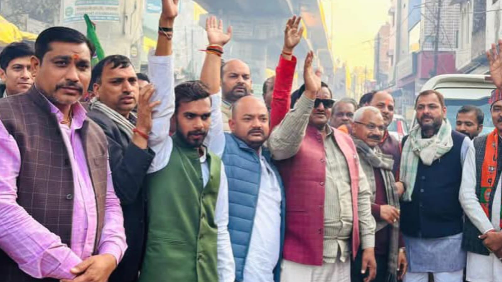 भाजपा की ऐतिहासिक जीत पर बांदा में आतिशबाजी: विधायक प्रकाश ने बांटी मिठाइयां
