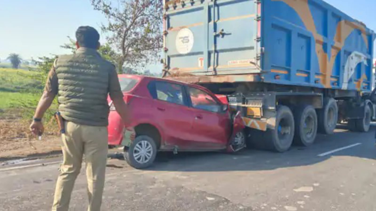 झपकी बनी मौत: महाकुंभ से लौटते समय कार खड़े ट्रक में जा घुसी, एक की मौत, तीन घायल