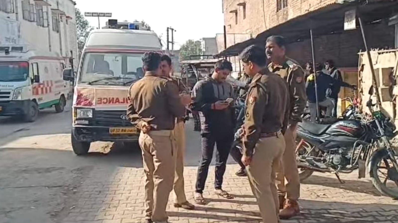 झपकी बनी मौत: महाकुंभ से लौटते समय कार खड़े ट्रक में जा घुसी, एक की मौत, तीन घायल