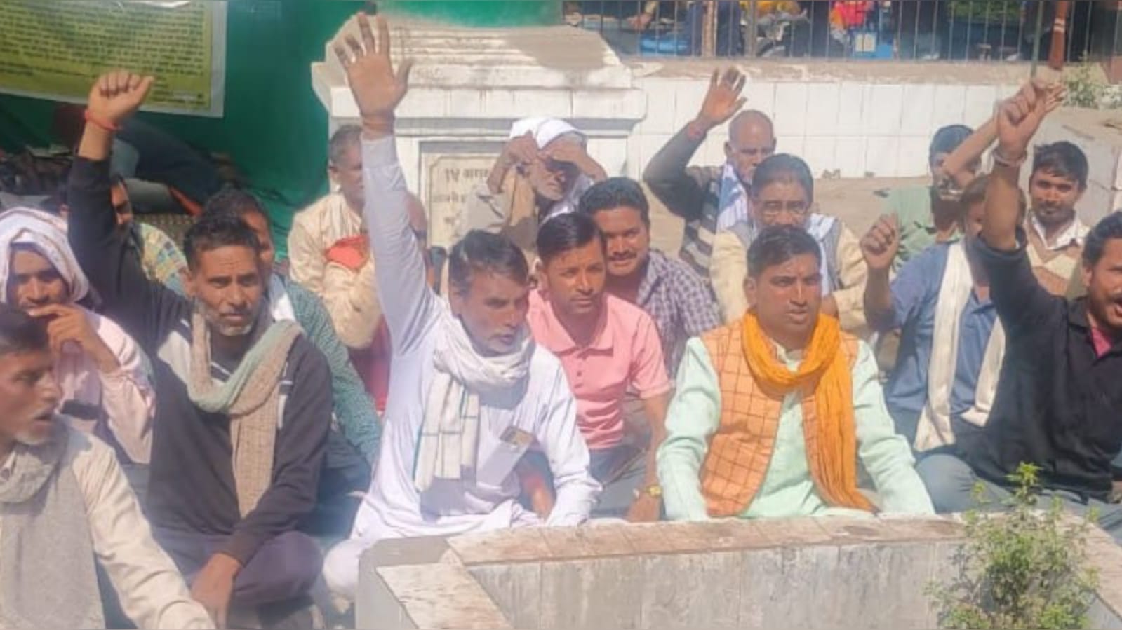 किसान परेशान : बिजली एवं अन्नापशु समस्या निदान के लिये किया धरना प्रदर्शन
