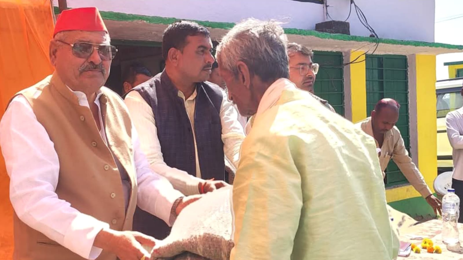 विधायक विशम्भर का कंबल वितरण "राहत या राजनीति": जनता बोली- "बहुत देर कर दी हुजूर !"