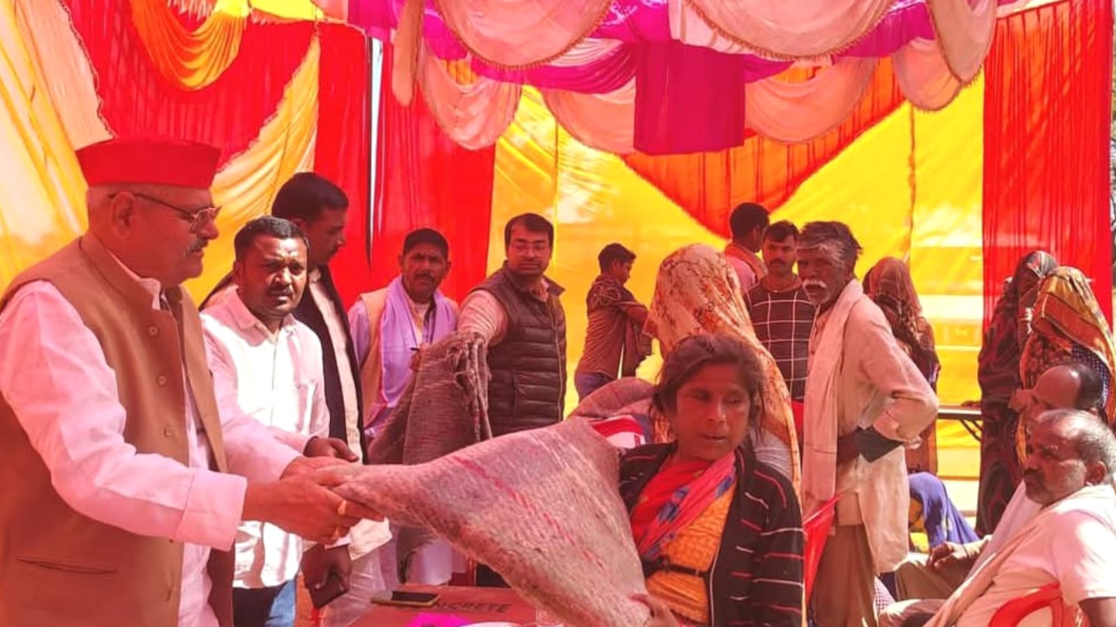 विधायक विशम्भर का कंबल वितरण "राहत या राजनीति": जनता बोली- "बहुत देर कर दी हुजूर !"
