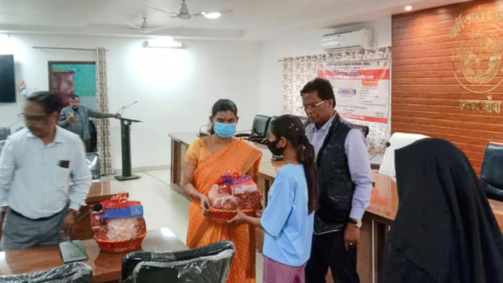 डीएम जे. रीभा ने दिया स्वस्थ रहने का संदेश : टीबी मरीजों को पोषण किट की वितरित
