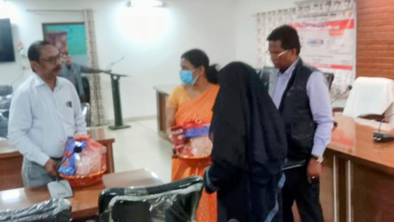 डीएम जे. रीभा ने दिया स्वस्थ रहने का संदेश : टीबी मरीजों को पोषण किट की वितरित