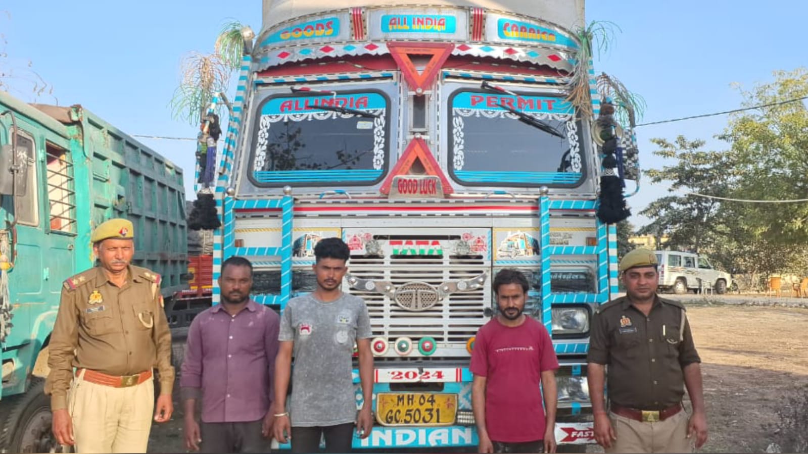 पशु तस्करी पर शिकंजा: 50 जानवरों के साथ तीन आरोपियों को पुलिस ने किया गिरफ्तार