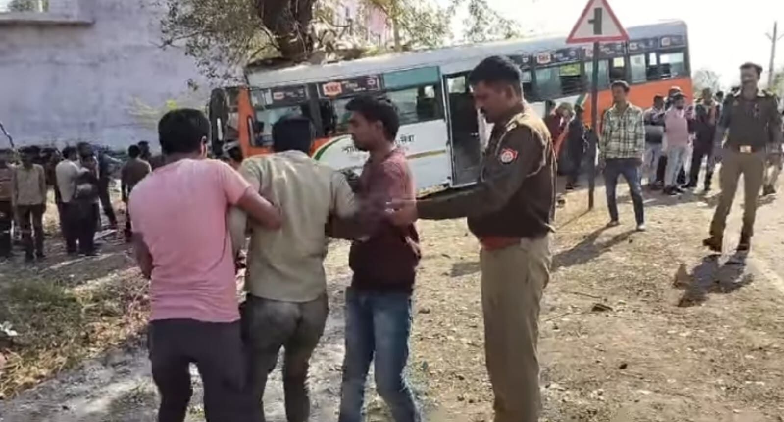 बांदा में भीषण सड़क हादसा: बस और बोलेरो की जोरदार टक्कर, 15 लोग हुए घायल