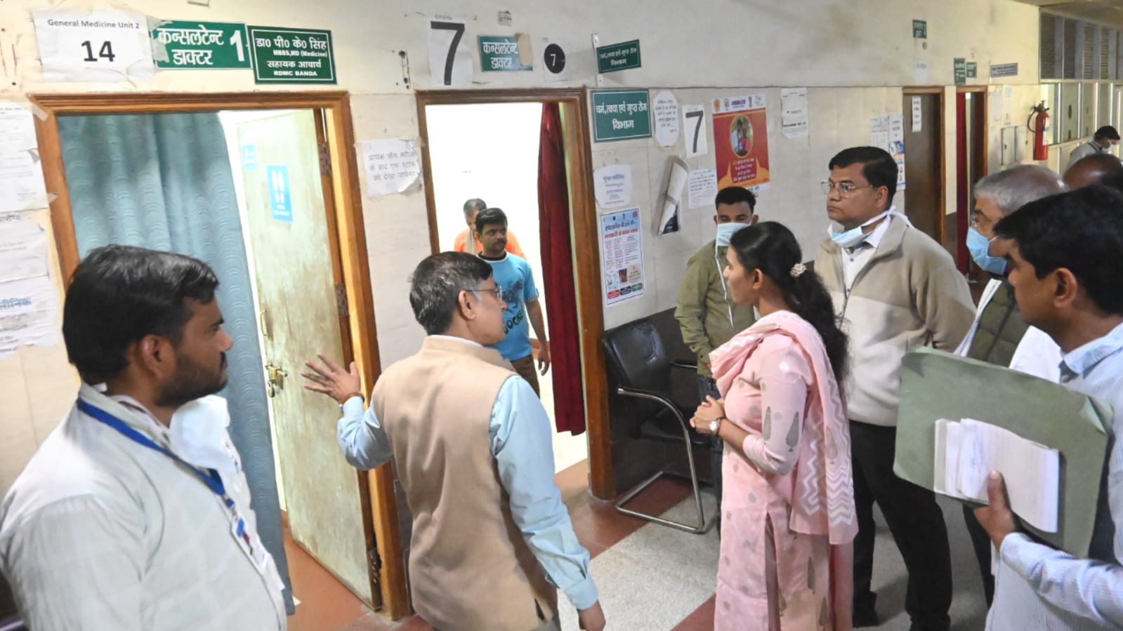 डीएम जे.रीभा द्वारा मेडिकल कॉलेज का निरीक्षण: सेवाओं में सुधार के सख्त निर्देश