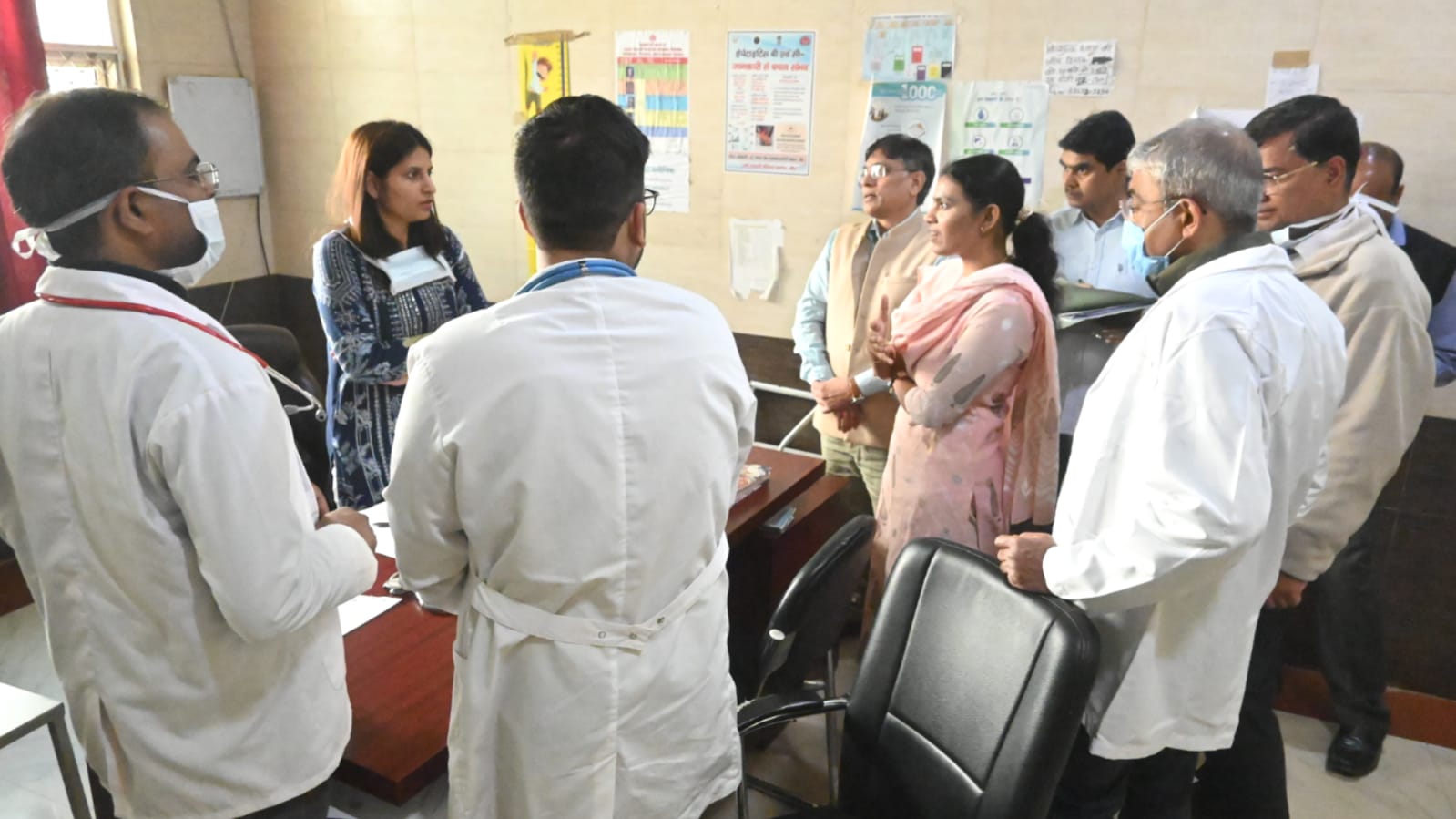 डीएम जे.रीभा द्वारा मेडिकल कॉलेज का निरीक्षण: सेवाओं में सुधार के सख्त निर्देश