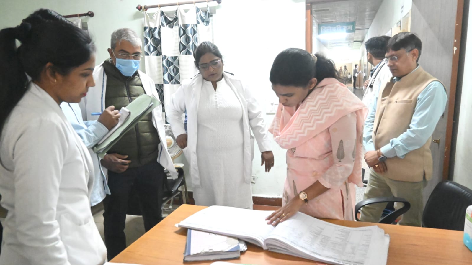 डीएम जे.रीभा द्वारा मेडिकल कॉलेज का निरीक्षण: सेवाओं में सुधार के सख्त निर्देश