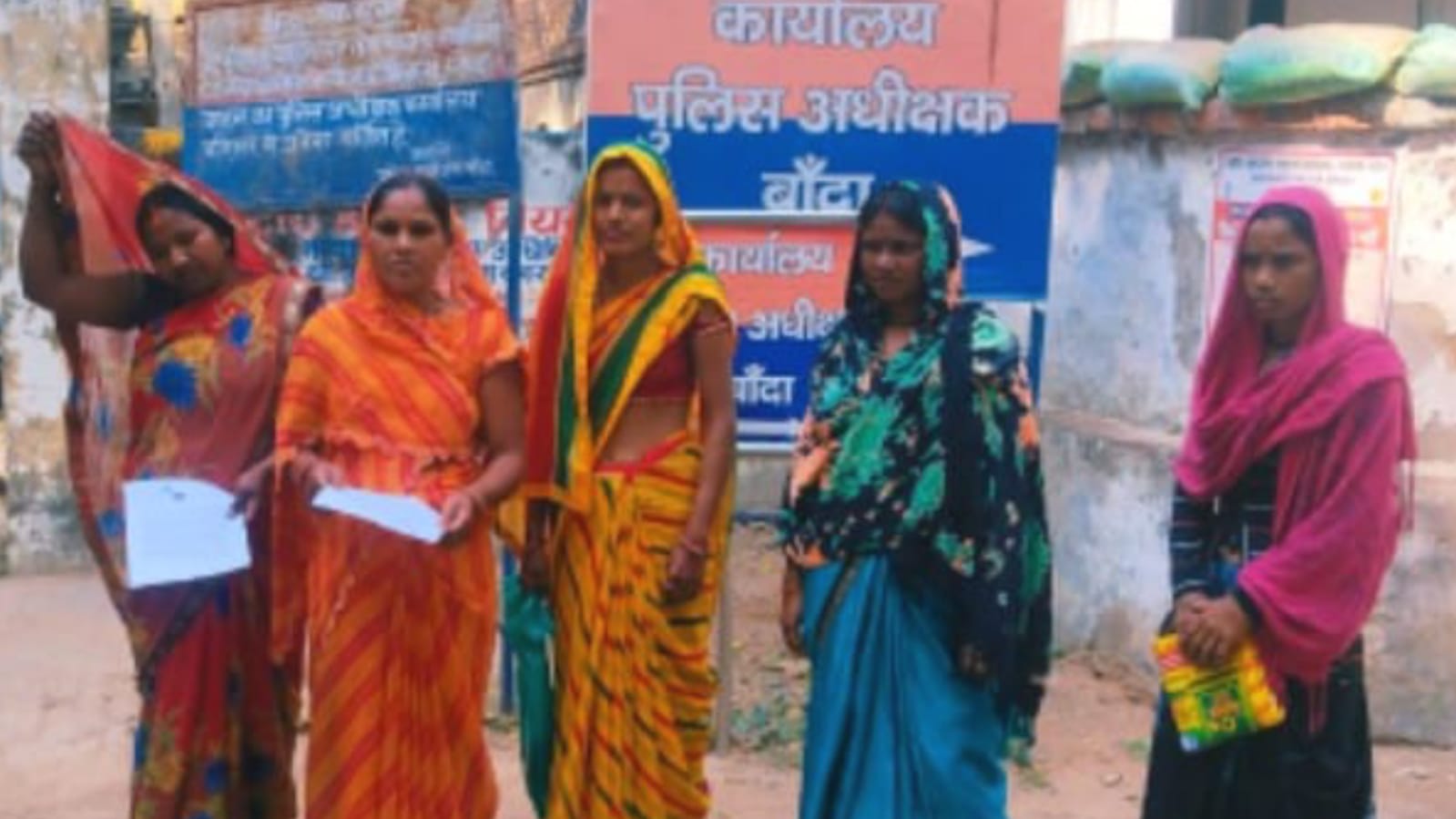 न्याय की गुहार: महिलाओं ने फर्जी मुकदमों की जांच के लिए किया प्रदर्शन