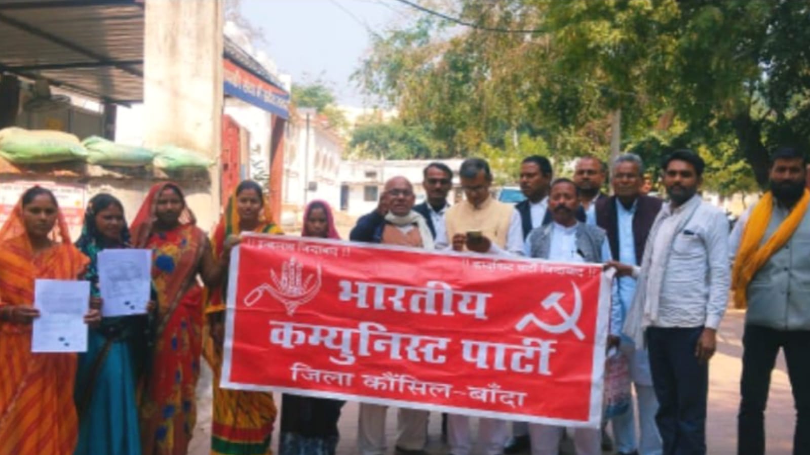 न्याय की गुहार: महिलाओं ने फर्जी मुकदमों की जांच के लिए किया प्रदर्शन