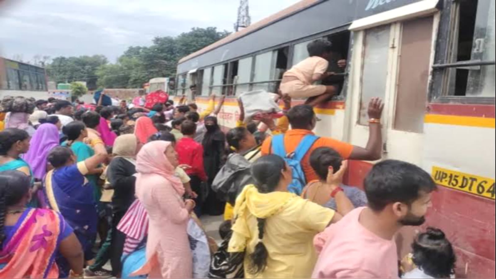 महाकुंभ मेला के लिए ट्रेनों से हाय तोबा : रोडवेज बसों से यात्रा को उमड़ी भीड़