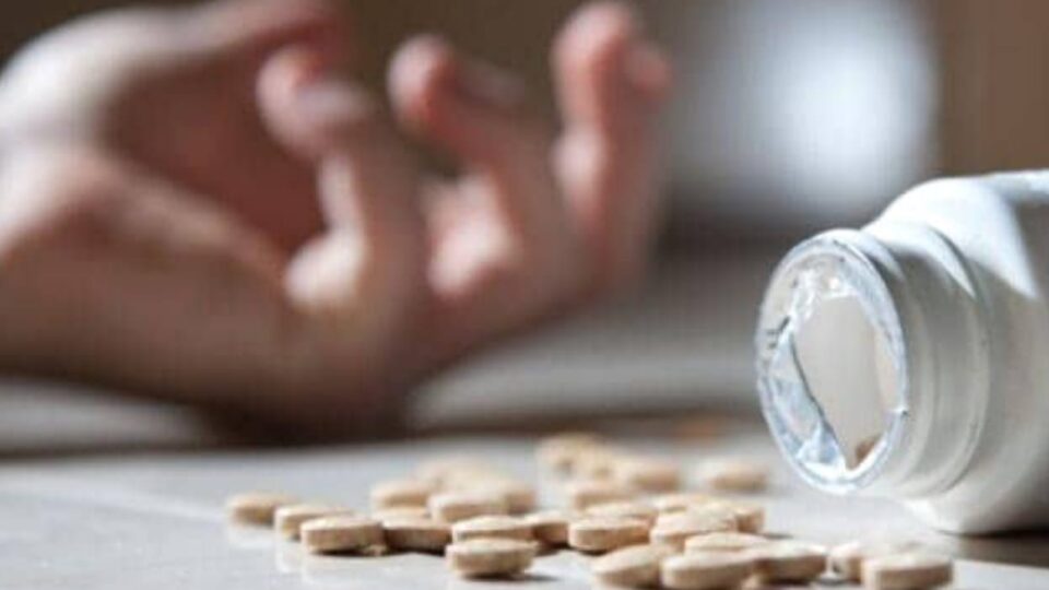 महिला और दो बेटियों द्वारा आत्महत्या का प्रयास: एक की मौत,दो की हालत गंभीर