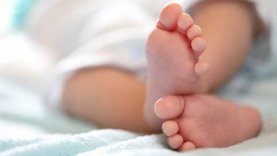ढाई माह की मासूम की संदिग्ध मौत: पति-पत्नी ने एक-दूसरे पर लगाए संगीन आरोप
