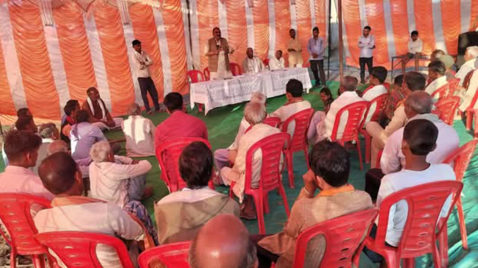 विधायक विशम्भर की जन पंचायत : भाजपा पर बोला राजनीतिक हमला