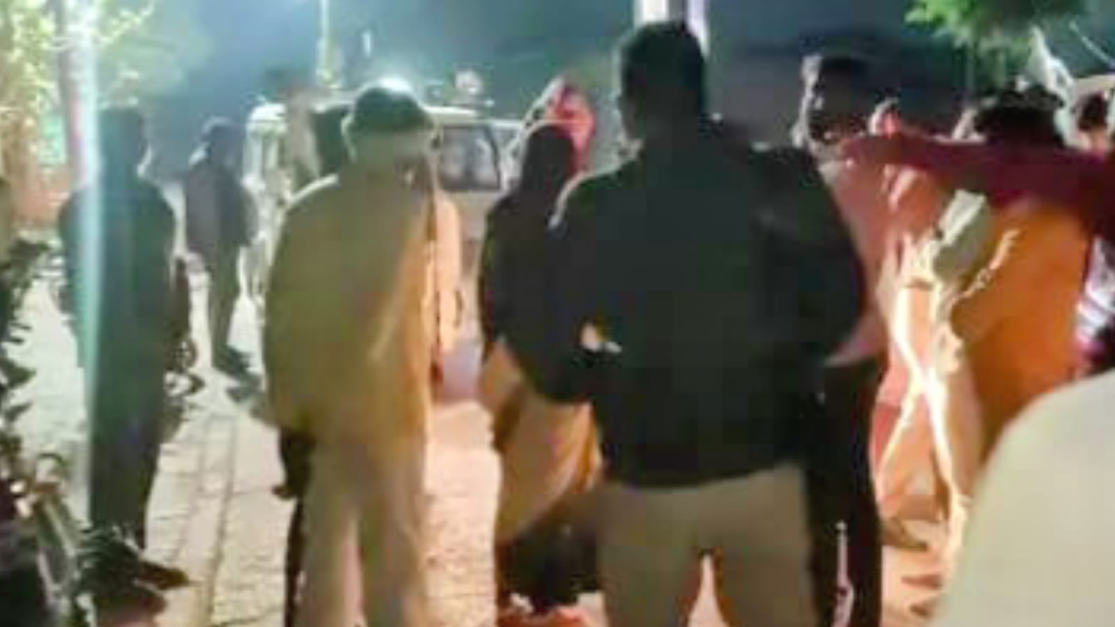 दबंगों का शादी वाले घर में तांडव: दुल्हन के परिवार पर बरसाए पत्थर, पुलिस जांच में जुटी
