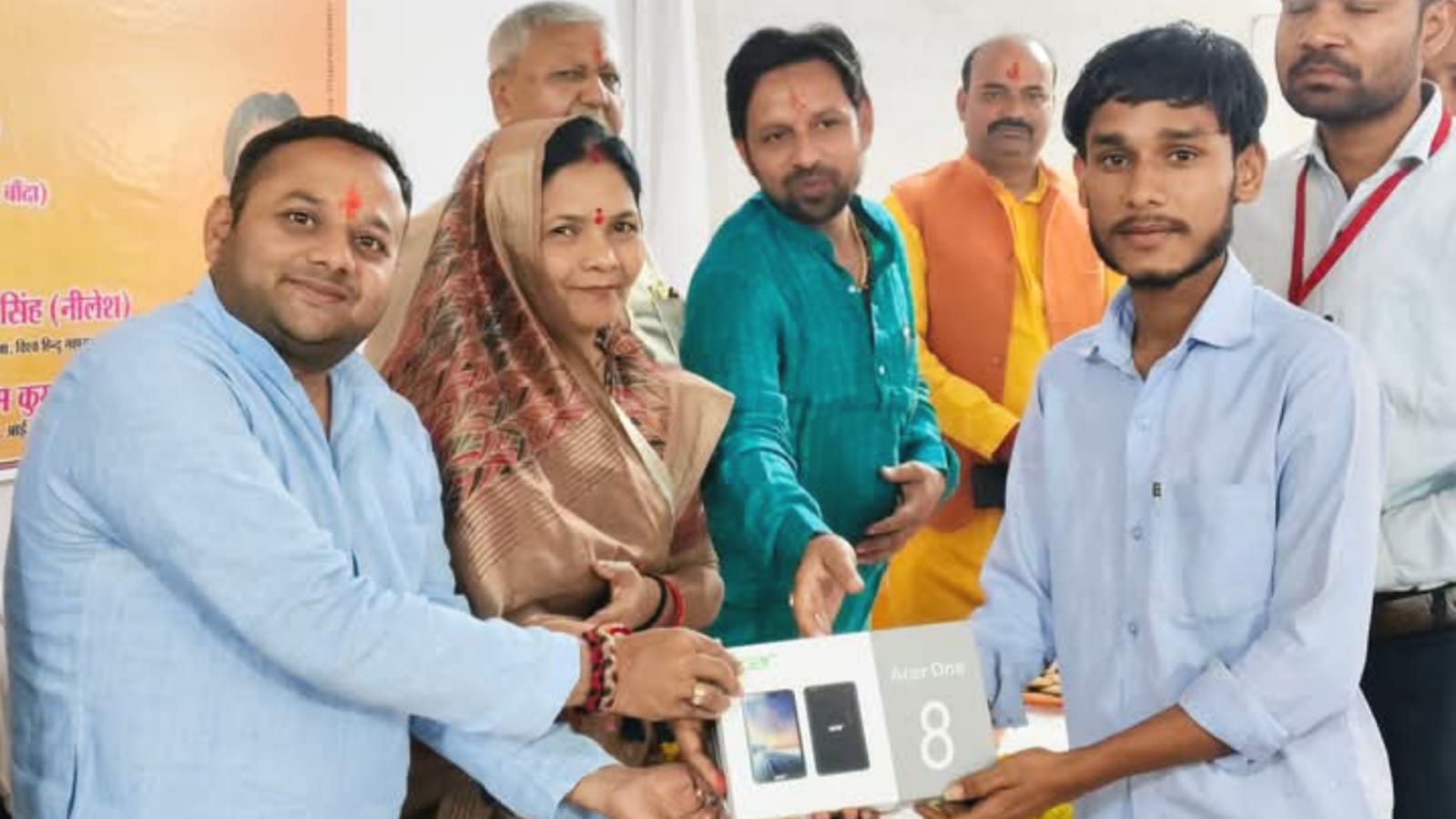 पालिकाध्यक्ष मालती द्वारा छात्रों को "टैबलेट" वितरण: तकनीकी शिक्षा पर दिया "जोर"
