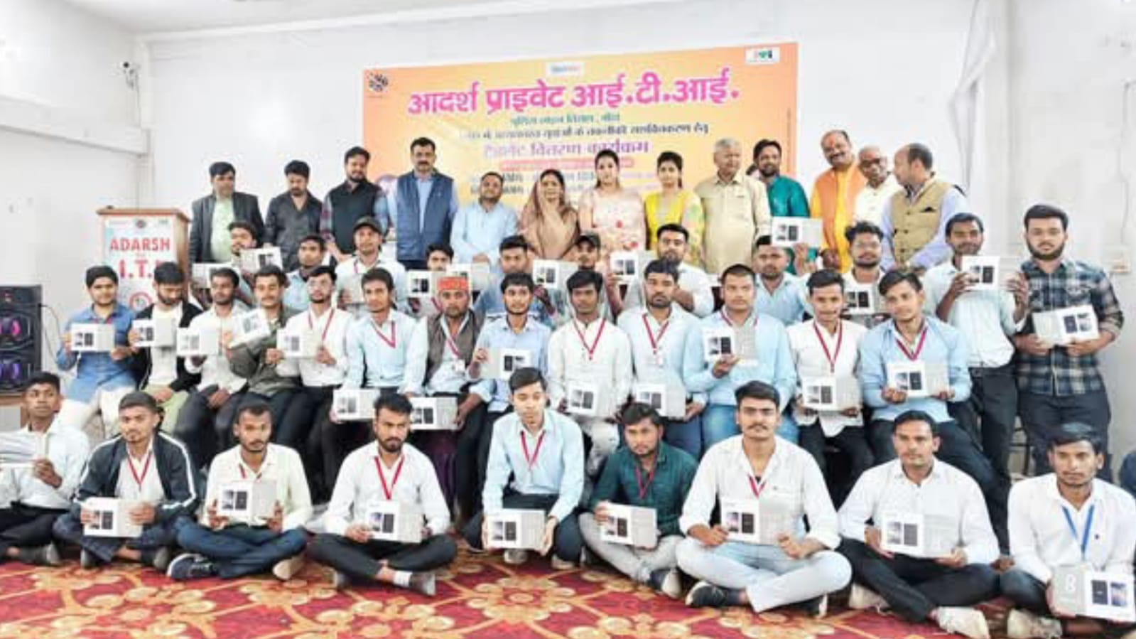 पालिकाध्यक्ष मालती द्वारा छात्रों को "टैबलेट" वितरण: तकनीकी शिक्षा पर दिया "जोर"