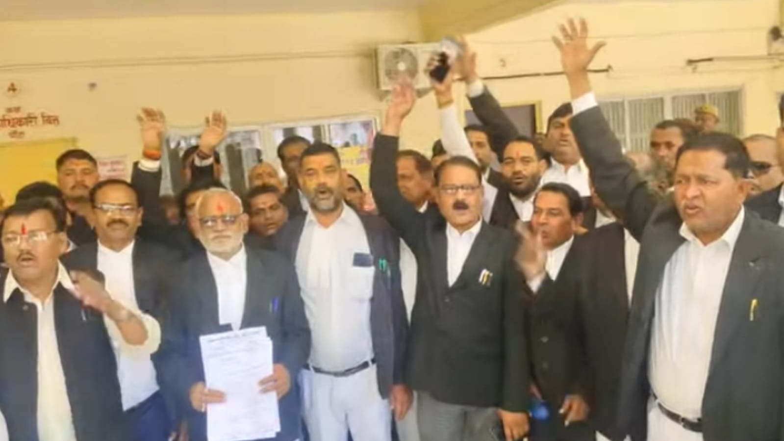 अधिवक्ताओं का हल्लाबोल: एडवोकेट प्रोटेक्शन एक्ट लागू करने की मांग, दिया ज्ञापन