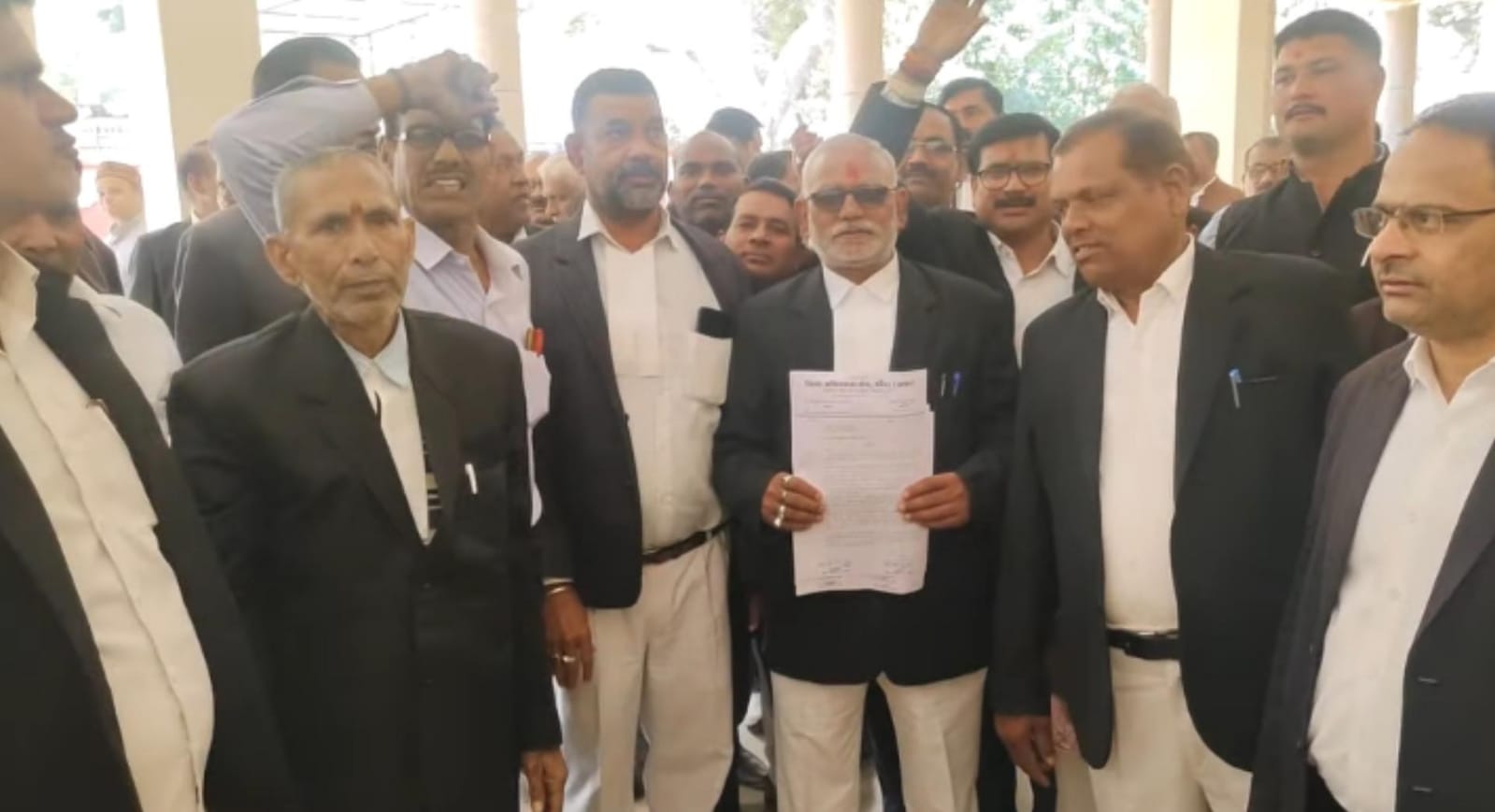 अधिवक्ताओं का हल्लाबोल: एडवोकेट प्रोटेक्शन एक्ट लागू करने की मांग, दिया ज्ञापन
