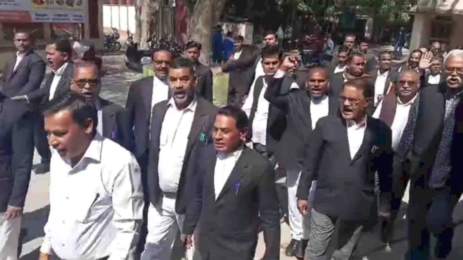 अधिवक्ताओं का हल्लाबोल: एडवोकेट प्रोटेक्शन एक्ट लागू करने की मांग, दिया ज्ञापन