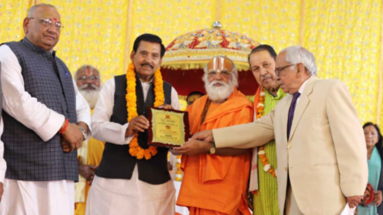 डॉ. करुणा शंकर द्विवेदी "विद्यासागर" (डी.लिट) की मानद उपाधि से हुए सम्मानित