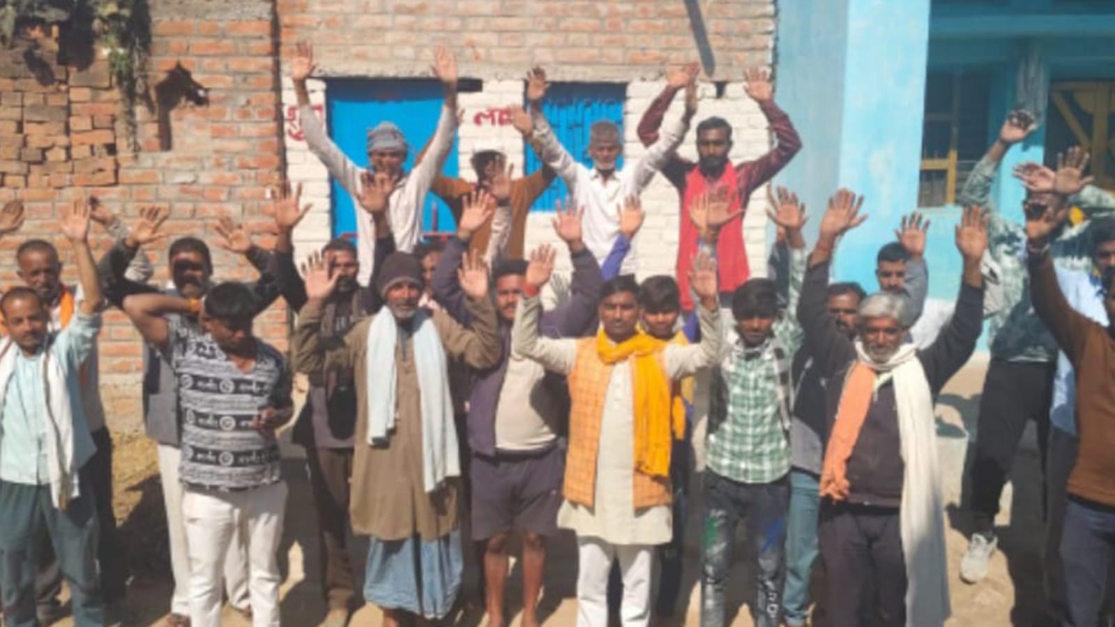 प्रशासन बेखबर: बिजली विभाग की लापरवाही से गांव में हाहाकार !