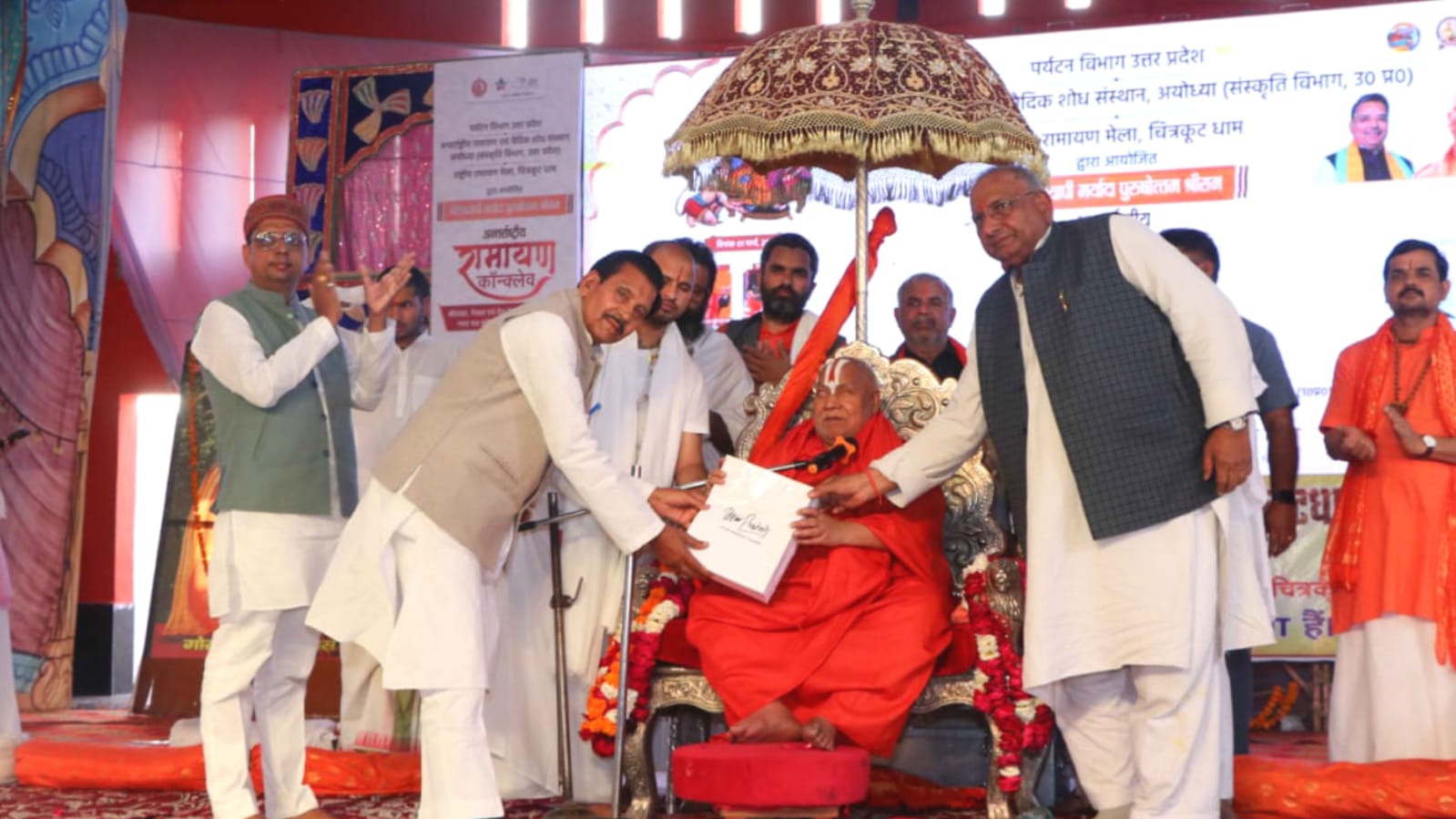 जगदगुरु स्वामी रामभद्राचार्य बोले: चित्रकूट का रामायण मेला अद्वितीय, सहयोग का भी वादा