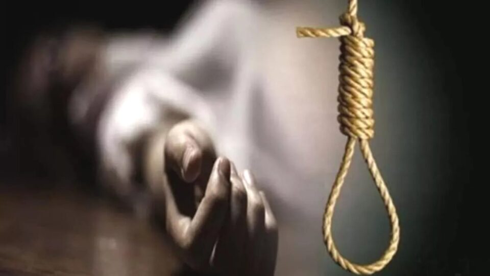 कमरे में बंद था युवक, सुबह मिला शव, पुलिस कर रही मामले की जांच