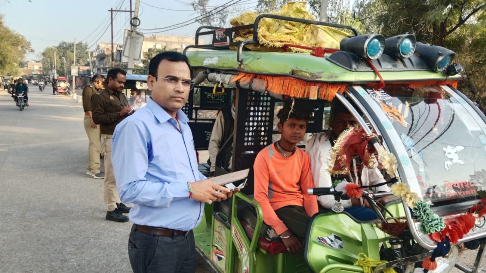 अवैध ई-रिक्शा और ऑटो पर बड़ी कार्रवाई: 25 से अधिक वाहन जब्त