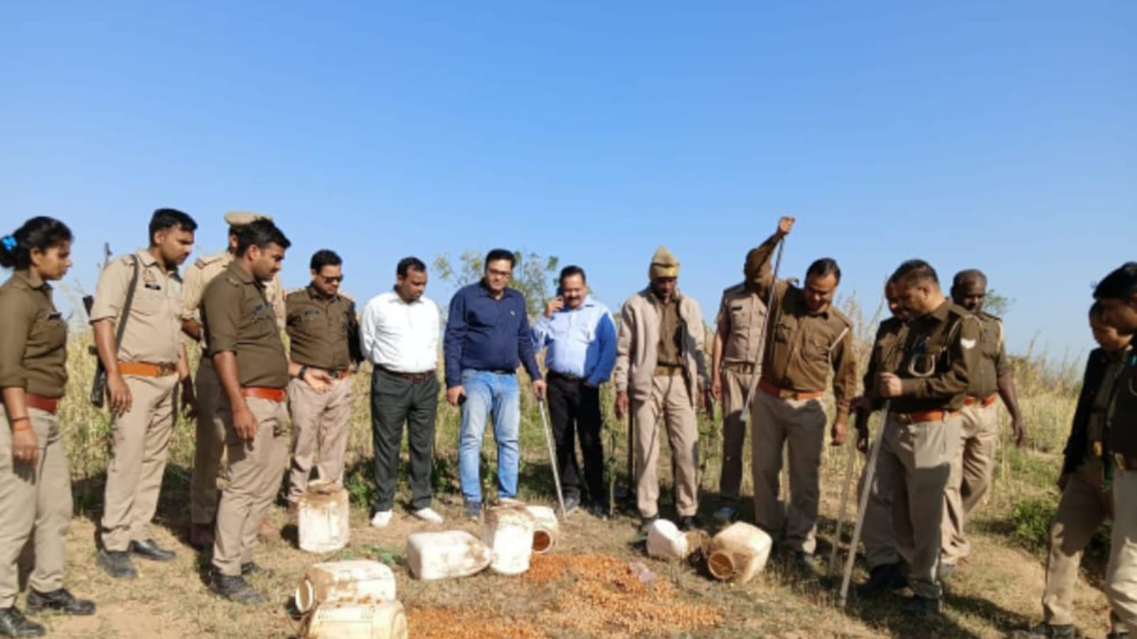 आबकारी विभाग की बड़ी कार्रवाई: 20 लीटर अवैध शराब और 200 किलो महुआ बरामद