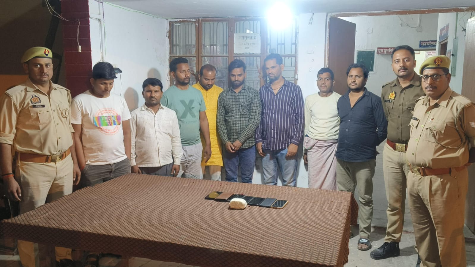 पुलिस की बड़ी कार्रवाई: जुए के अड्डे पर छापा, 8 गिरफ्तार, नकदी और वाहन जब्त