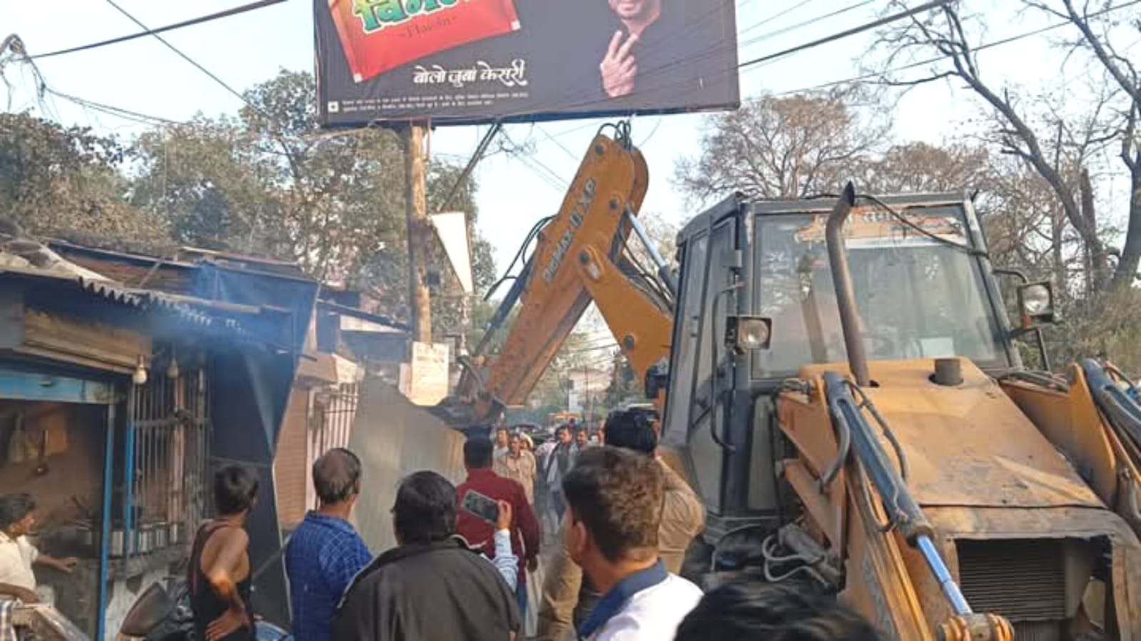 अतिक्रमण के खिलाफ गर्जा बुलडोजर: जुर्माना और ध्वस्तीकरण की धमकी