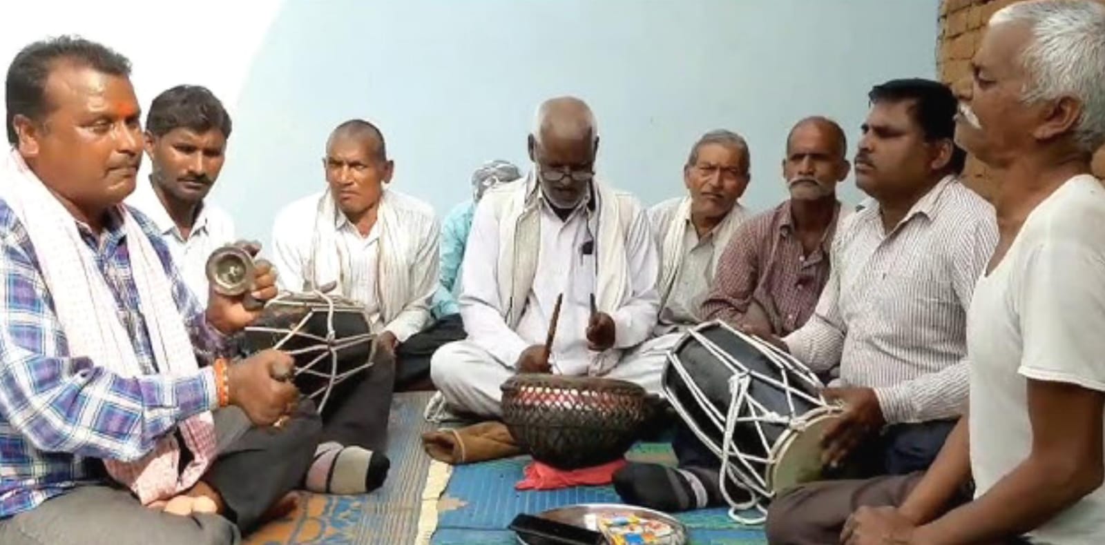 बुंदेलखंड में गुम हो चुके "इसुरी के फाग" होली में हो उठते हैं "जीवंत" !