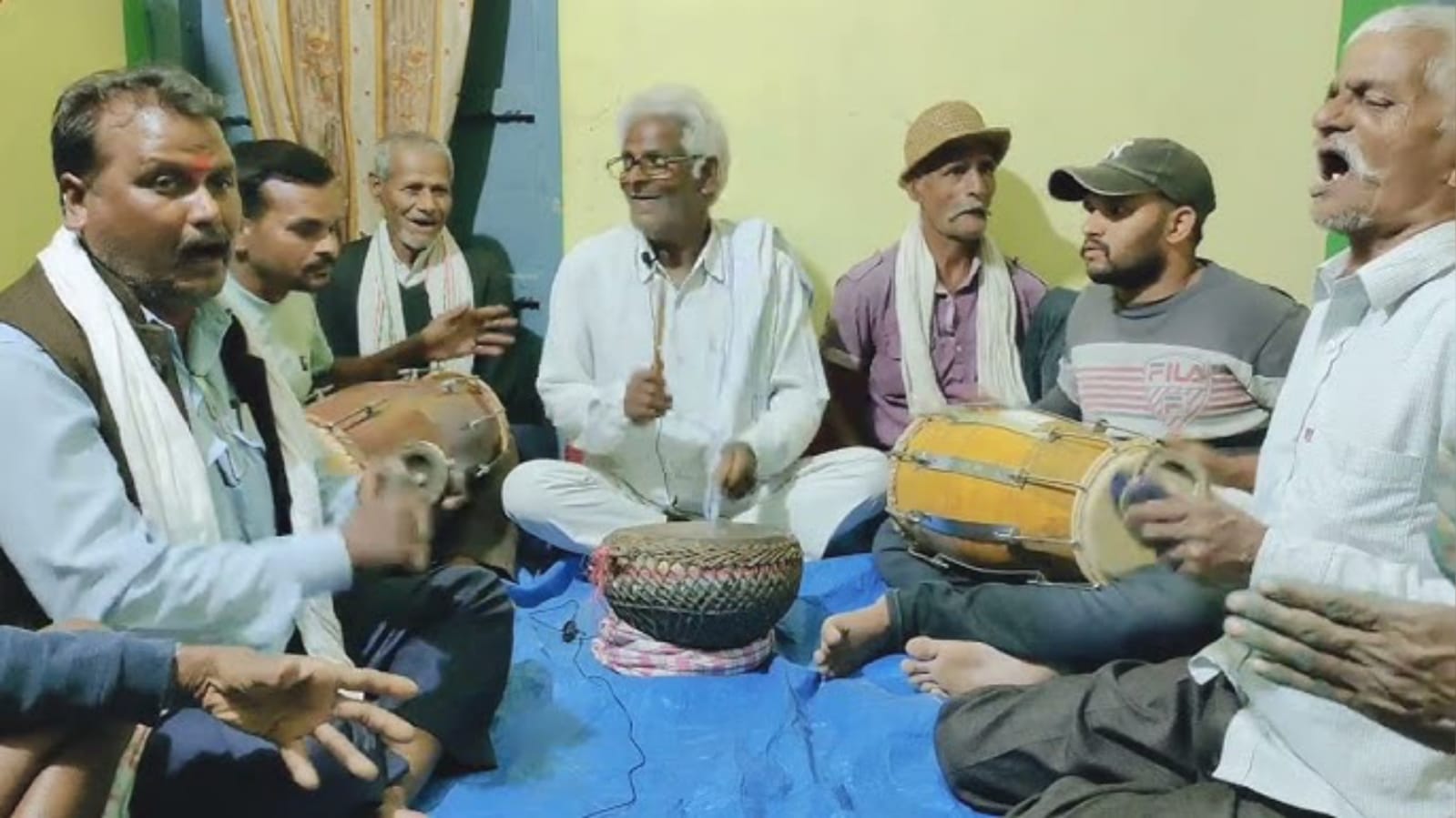 बुंदेलखंड में गुम हो चुके "इसुरी के फाग" होली में हो उठते हैं "जीवंत" !