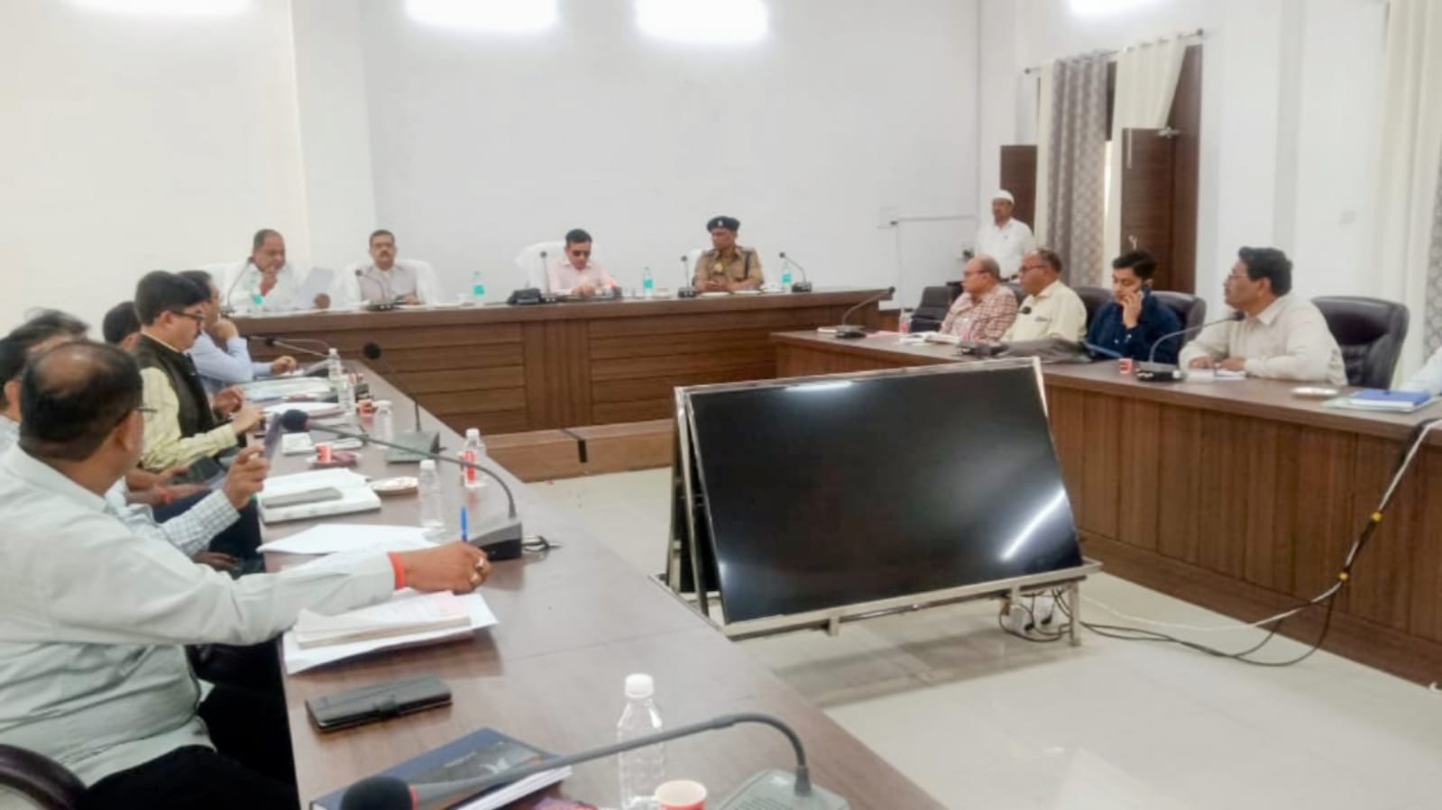 आयुक्त अजीत की सख्ती: बिना हेलमेट पेट्रोल नहीं, ओवरलोड वाहनों पर हो कड़ी कार्रवाई