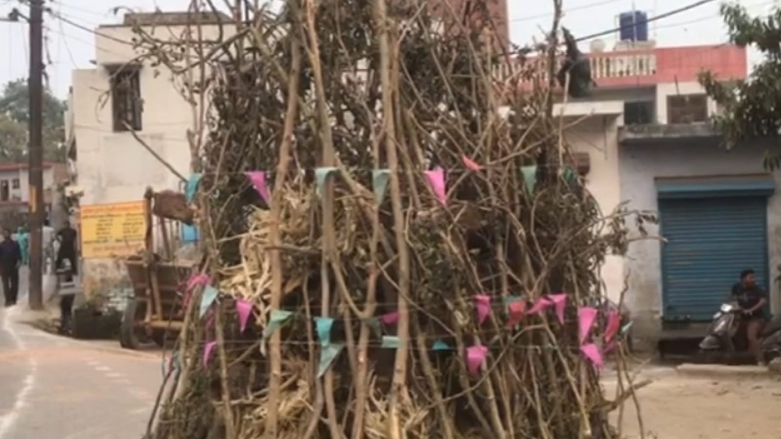 होलिका दहन के साथ ही मस्त हो गई होरियारों की टोलियां
