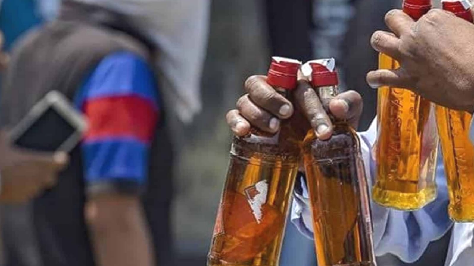 होली के मद्देनज़र शराब की दुकानों पर उमड़ी भीड़: क्या बिक्री के आंकड़े बनायेंगे नया रिकॉर्ड ?