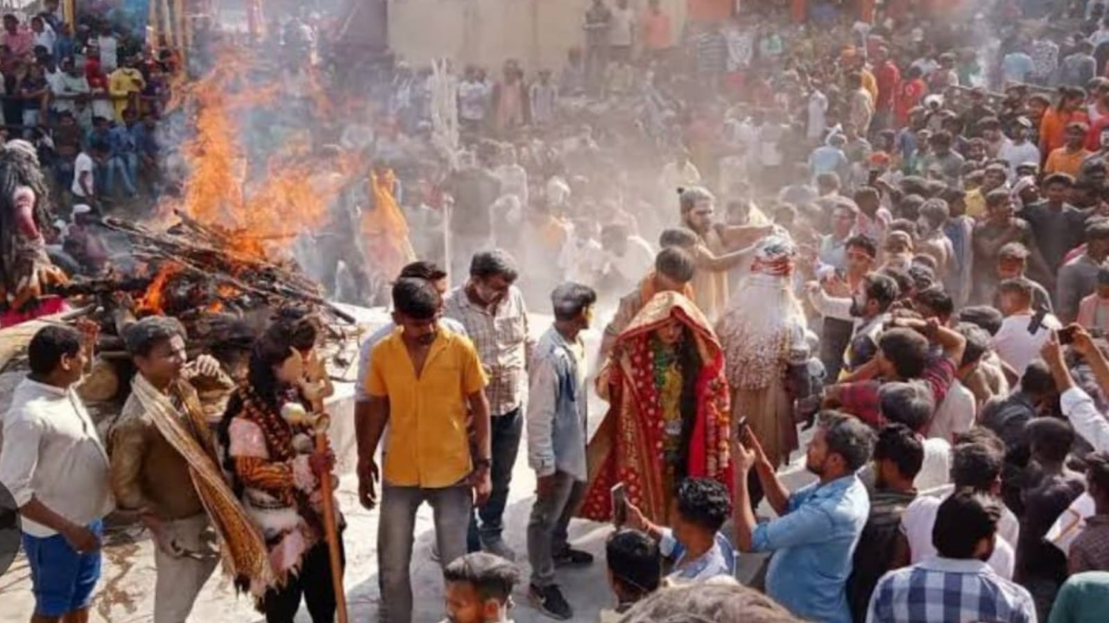 बुंदेलखंड में ‘चौकीदार’ करता था होलिका दहन, मल-मूत्र से खेली जाती थी होली !