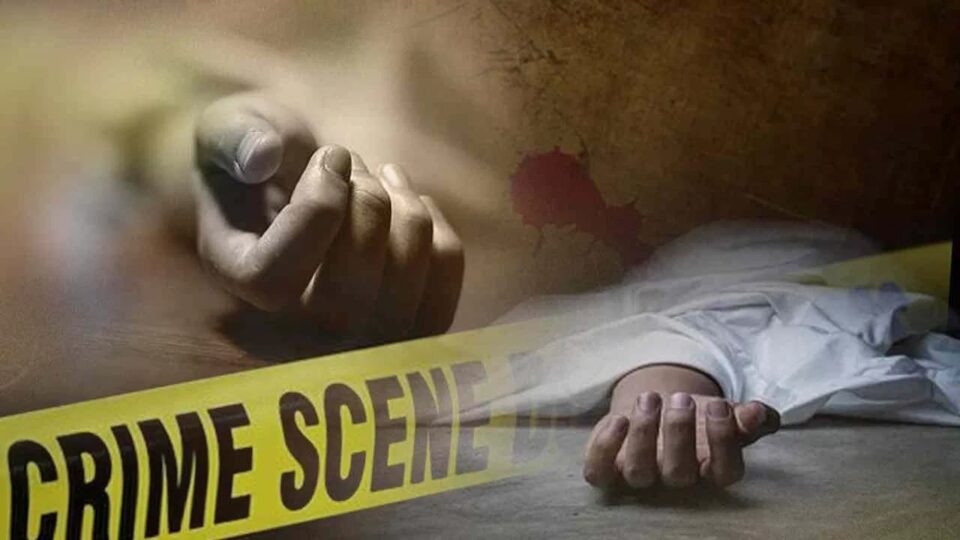 युवक की रहस्यमयी मौत: सड़क किनारे मिला शव, परिजनों ने दोस्तों जताई हत्या की आशंका