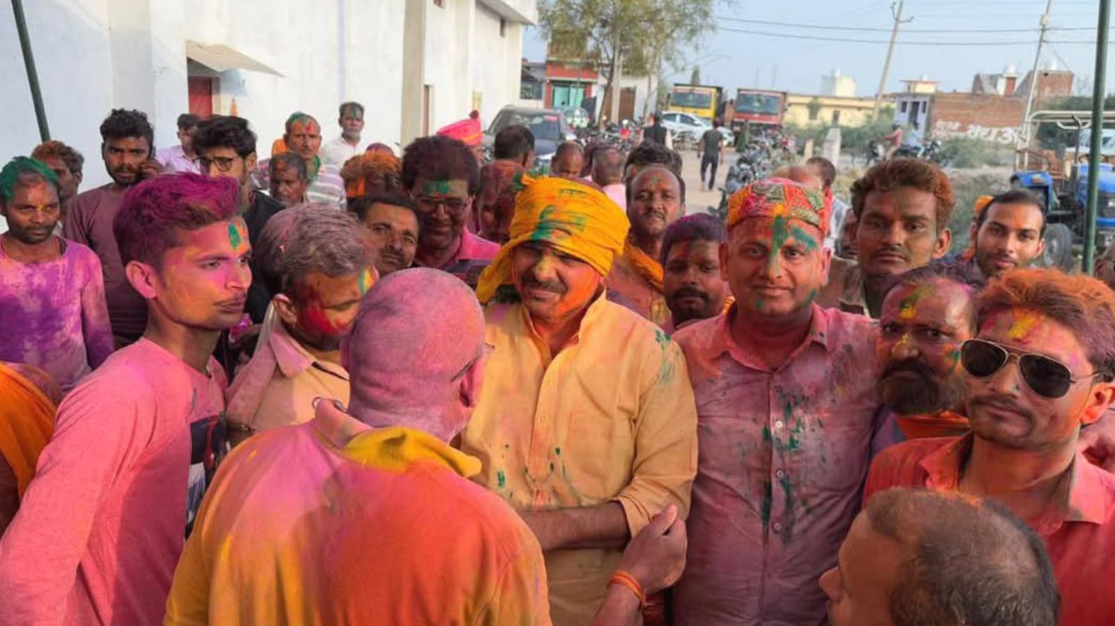 विधायक प्रकाश ने होली पर बांटी खुशियां: उमड़ा जनसैलाब, दिया सौहार्द्र का संदेश