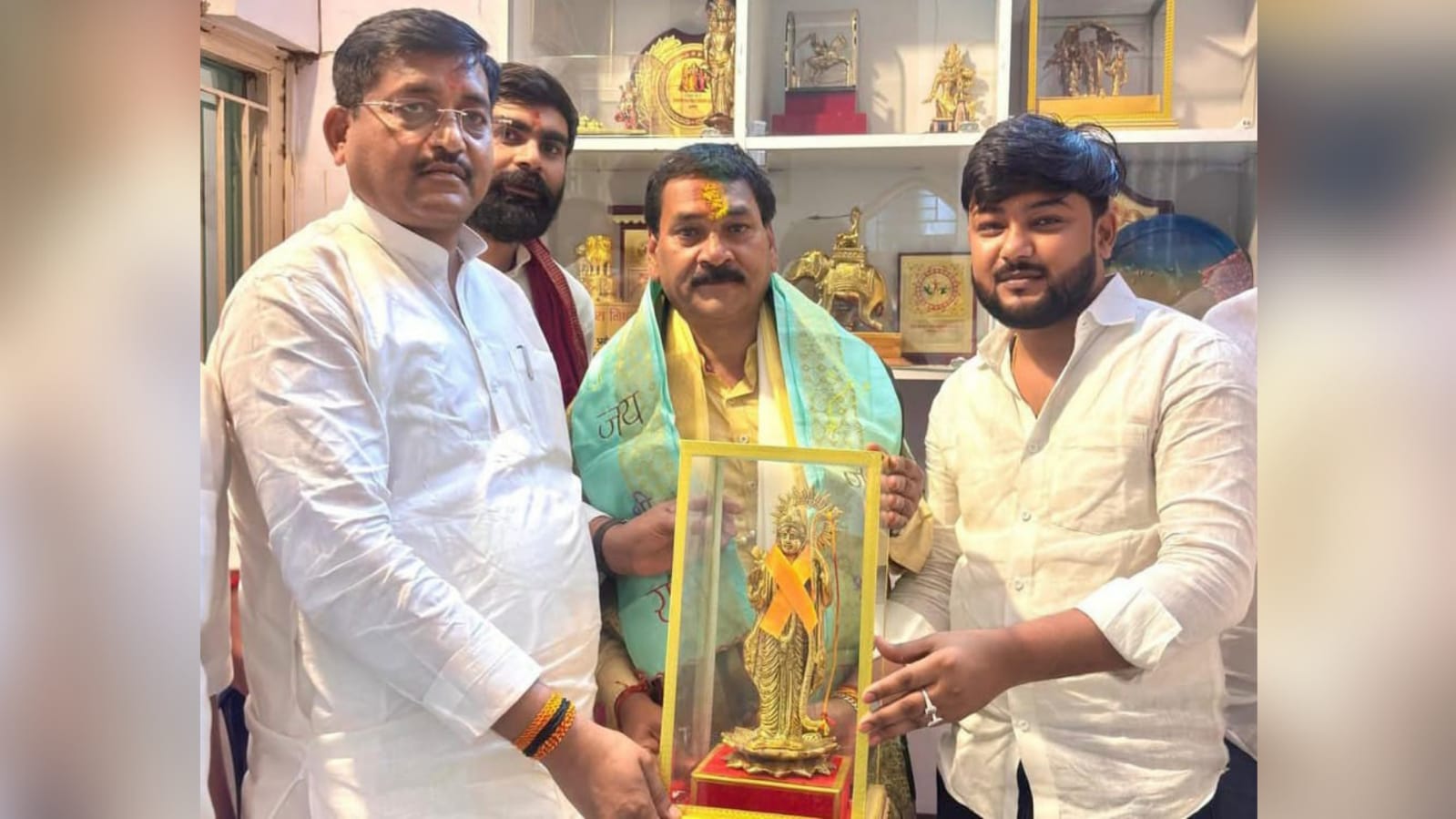 मंत्री रामकेश नें भाजपा के नये जिलाध्यक्ष कल्लू राजपूत को आशिर्वाद से नवाजा