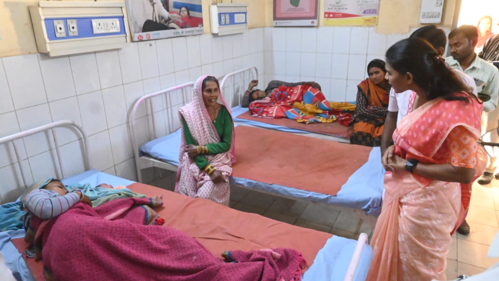 डीएम जे. रीभा का औचक निरीक्षण: बोली अस्पतालों में लापरवाही बर्दाश्त नहीं